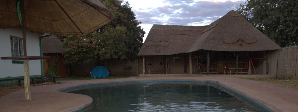 Hotel Zinga Backpackers à Livingstone Extérieur photo